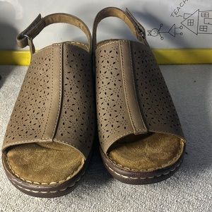 Natural Soul Size 8 Brown Sandal with a Small Heel